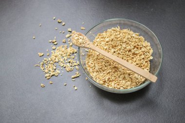 Kurumuş soya fasulyesinin üst görüntüsü cam kasede kıyma, tahta kaşık, gri mermer masa.