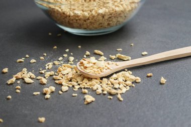 Kurumuş soya fasulyesinin kıymasını, gri mermer masada tahta bir kaşıkta kıyma ile kapat.