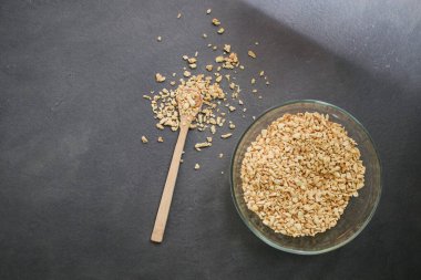 Kurumuş soya fasulyesinin üst görüntüsü cam kasede kıyma, tahta kaşık, gri mermer masa.