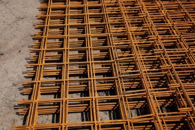 İnşaat alanının zemininde bulunan çelik tel örgüyü güçlendirmek. Ev konsepti inşa etmek 