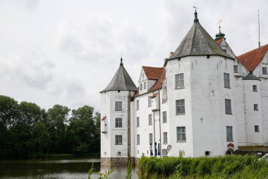  Flensburg, Almanya - Flensburg Gluecksburg 'da yaz manzaralı büyük bir kale.