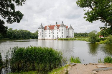  Flensburg, Almanya - Flensburg Gluecksburg 'da yaz manzaralı büyük bir kale.