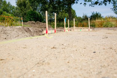 İnşaat alanında ölçüm kablosu. Ev inşa etme kavramı.