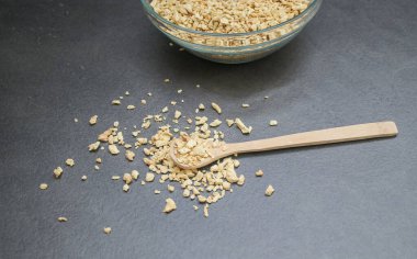 Kurumuş soya fasulyesinin kıymasını, gri mermer masada tahta bir kaşıkta kıyma ile kapat.