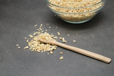 Kurumuş soya fasulyesinin kıymasını, gri mermer masada tahta bir kaşıkta kıyma ile kapat.