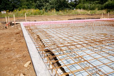 İnşaat alanındaki çelik tel örgüyü güçlendirmek. Ev konsepti inşa etmek 