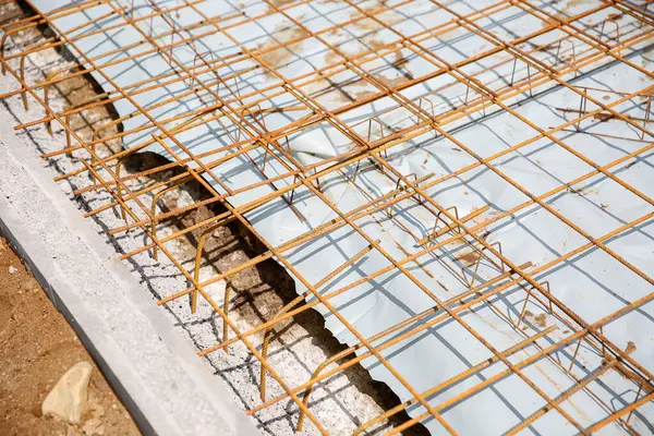 İnşaat alanındaki çelik tel örgüyü güçlendirmek. Ev konsepti inşa etmek 