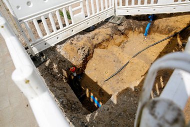 Elektrik için kazılmış bir çukur ve inşaat alanında kablolar var. Ev inşa etme kavramı.