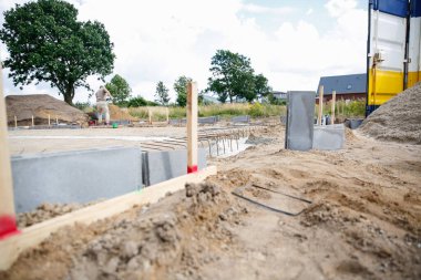 İnşaat alanında betonla doldurulmuş çukurlar. Ev inşa etme kavramı.