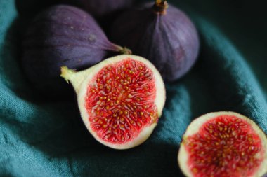 Taze incir meyvelerini koyu gölgeli yeşil kumaşla kaplayın..