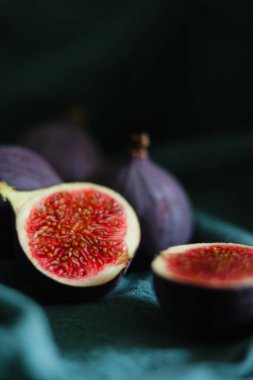 Taze incir meyvelerini koyu gölgeli yeşil kumaşla kaplayın..