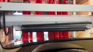 Otomatik araba yıkama yerini kapalı tut. Araba kabininin içini gör. Ön camı kurut. Yüksek kaliteli FullHD görüntüler
