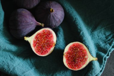 Taze incir meyvelerini koyu gölgeli yeşil kumaşla kaplayın..