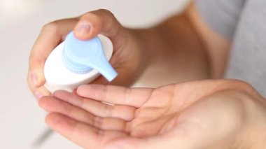 Ellerindeki nemlendirici krema gibi korkunç kadın ellerini kapat. Evde günlük cilt bakımı 