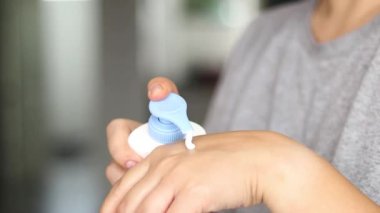 Ellerindeki nemlendirici krema gibi korkunç kadın ellerini kapat. Evde günlük cilt bakımı 