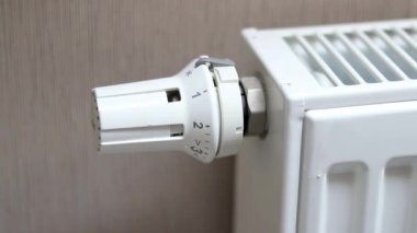 En soğuk pozisyonda termostat radyatörünü kapat. Soğuk mevsim konseptinde evleri ısıtmak. Yüksek kaliteli FullHD görüntüler