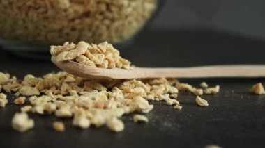 Kurutulmuş soya fasulyesi, tahta bir kaşık, gri mermer bir mutfak masası kıyma. Yüksek kaliteli FullHD görüntüler