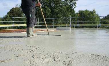 İkinci katı beton, çekirdek ve kabuk inşaatı ile dolduran işçiler 