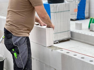 Bir kepçe protein tozu ve pembe dambıllar ve beyaz sümsük protein tozu ile dolu bir şişe yakın çekim yapın. Kilo kaybı için diyet yemeği.