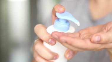 Ellerindeki nemlendirici krema gibi korkunç kadın ellerini kapat. Evde günlük cilt bakımı 