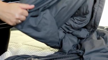 Yatak odasındaki çarşafları değiştiren kadın ellerini kapat. Ev konseptinde haftalık ev işleri 