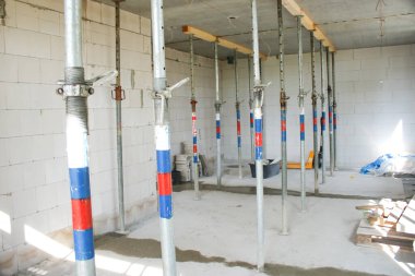 Beyaz taş duvarları beton ve destek kirişleri, çekirdek ve kabuk inşa konsepti olan yeni bir binanın içerisi.