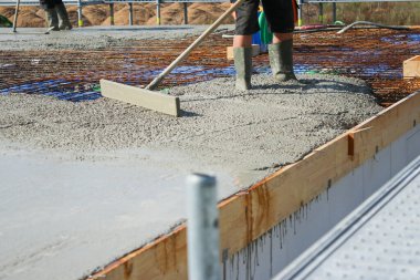 İkinci katı beton, çekirdek ve kabuk inşaatı ile dolduran işçiler 