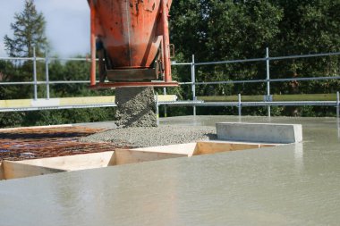 İkinci katı beton, çekirdek ve kabuk inşaatı ile dolduran işçiler 