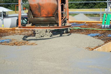 İkinci katı beton, çekirdek ve kabuk inşaatı ile dolduran işçiler 