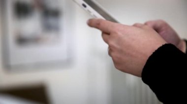 Akıllı telefonuna mesaj yazan kadınların ellerini kapat. Geçmişi bulanık. Cihaz konseptini kullanarak. Yüksek kaliteli FullHD görüntüler