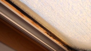 Soğuk mevsimde bir evin penceresindeki buharlaşmayı kapat, su damlaları ve nem oranı, bulanık arka plan.