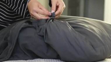 Yatak odasındaki çarşafları değiştiren kadın ellerini kapat. Ev konseptinde haftalık ev işleri 