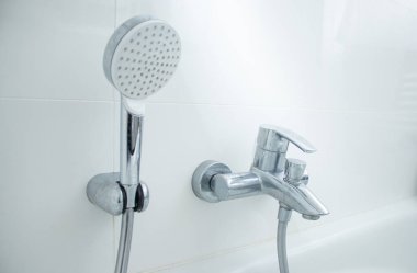 Duş başlığını ve küvetinde kireç lekeleri olan musluğu kapat.