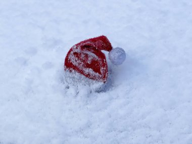 Kışın karla kaplı bir arabada kırmızı küçük bir Noel Baba 'ya yaklaş. 