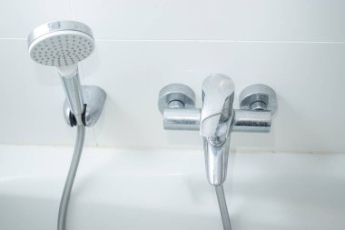 Duş başlığını ve küvetinde kireç lekeleri olan musluğu kapat.