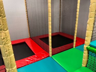 Çocuklar için renkli oyun alanı, içeride plastik yapıyı kaydet 