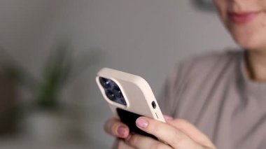 Akıllı telefonuna mesaj yazan kadınların ellerini kapat. Geçmişi bulanık. Cihaz konseptini kullanarak. Yüksek kaliteli FullHD görüntüler. Yüksek kaliteli FullHD görüntüler