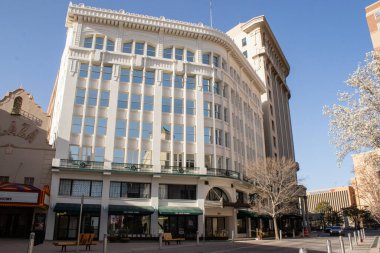 01.03.2024, El Paso, Teksas ABD. İlkbaharda gün ışığında şehir simgelerinde