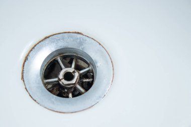 Küvete yakın kirli metal delik, saç ve kireç pullu. Ev banyosu hijyen sorunu kavramı