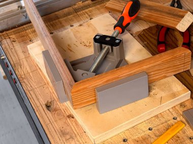 Ahşap işçiliği, aletler, ahşap işçiliği ve inşa konsepti olan bir masayı kapat 