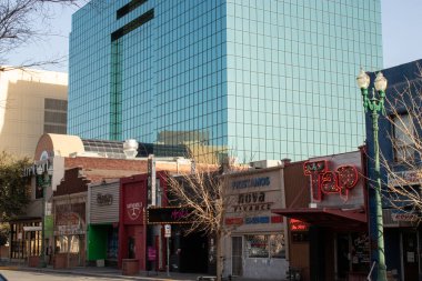 01.03.2024, El Paso, Teksas ABD. İlkbaharda gün ışığında şehir simgelerinde