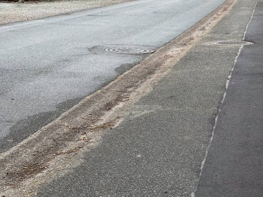 Gündüz vakti Almanya 'nın kırsal bir köyünde asfalt yaya geçidi