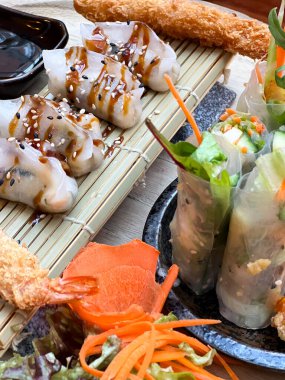 Taze börekleri ve hamur köftelerini bir tabakta Asya restoranının masasında kapatıyoruz.