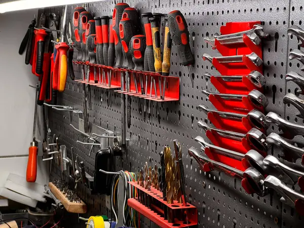 Garajın duvarında asılı duran bir takım farklı aletleri kapat, kırsal atölye sahnesi 