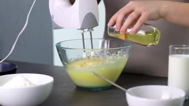 Kek hazırlayan bir el çırpıcıyla cam bir kasenin içindekileri karıştırmayı unutma. Yüksek kaliteli FullHD görüntüler