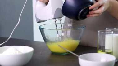 Kek hazırlayan bir el çırpıcıyla cam bir kasenin içindekileri karıştırmayı unutma. Yüksek kaliteli FullHD görüntüler