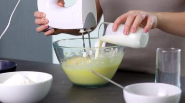 Kek hazırlayan bir el çırpıcıyla cam bir kasenin içindekileri karıştırmayı unutma. Yüksek kaliteli FullHD görüntüler