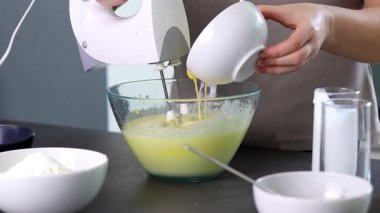 Kek hazırlayan bir el çırpıcıyla cam bir kasenin içindekileri karıştırmayı unutma. Yüksek kaliteli FullHD görüntüler