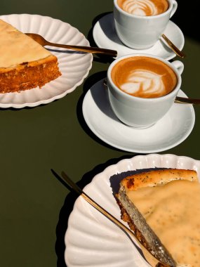 İki fincanı kahve ve iki dilim keki dışarıda, yeşil kahve masasında kapatıyoruz. 