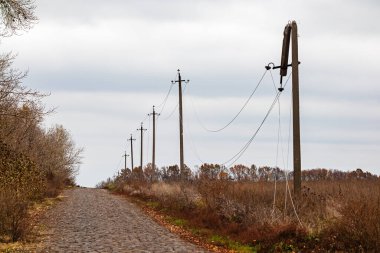 Rus ordusunun askeri saldırıları sonucunda Ukrayna 'daki elektrik hatları hasar gördü. Harkiv bölgesi. Sonbahar bulutlu günü
